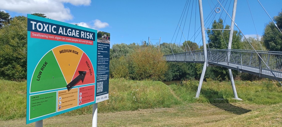 The toxic algae alert sign at Jim Cooke Park with the arrow pointing to red, "high risk"